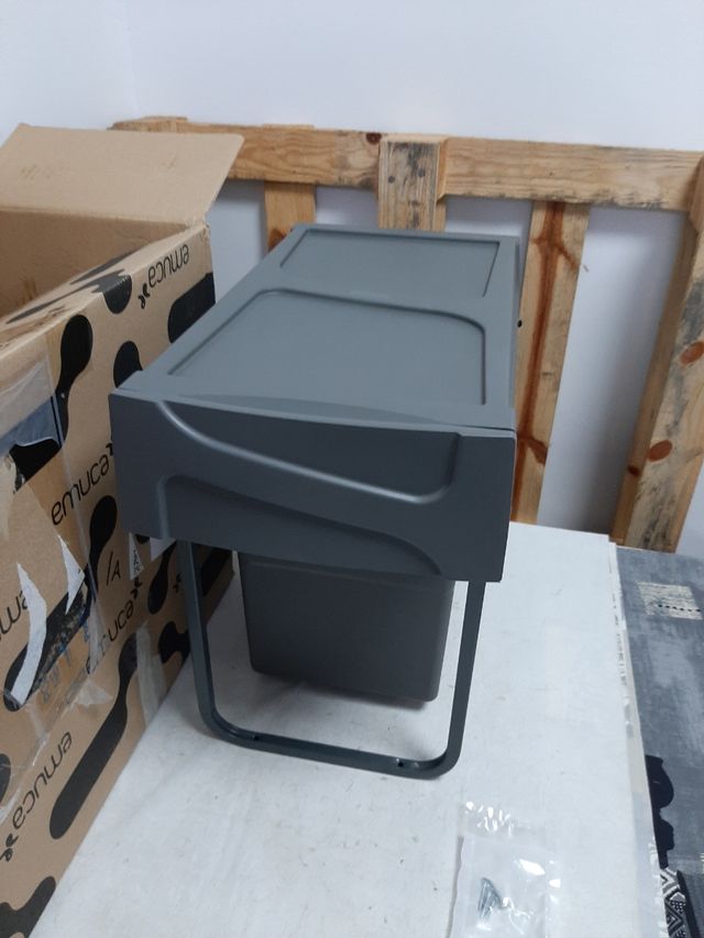 Cubo de basura bajo fregadero gris