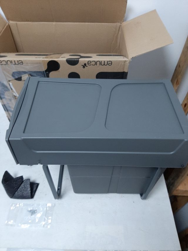 Cubo de basura bajo fregadero gris