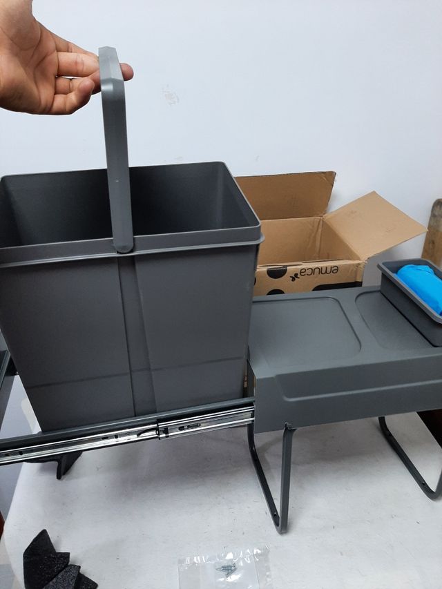 Cubo de basura bajo fregadero gris
