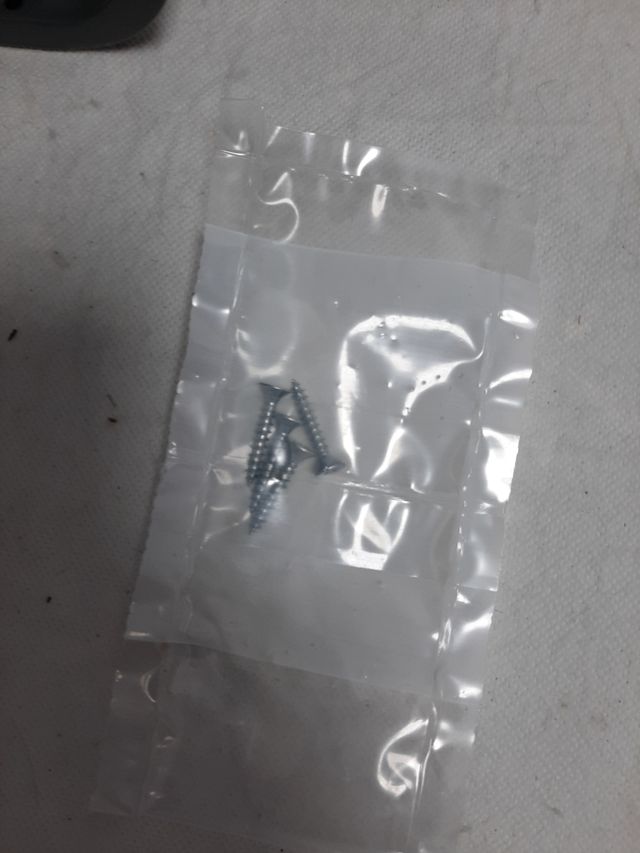 Cubo de basura bajo fregadero gris