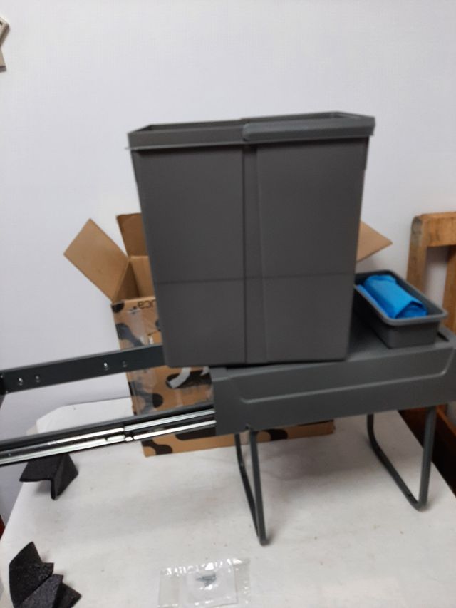 Cubo de basura bajo fregadero gris