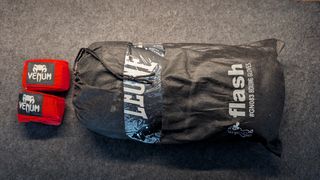 Guantes Boxeo Leone Flash 14oz + vendas Venum roja