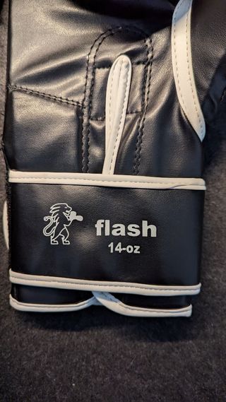 Guantes Boxeo Leone Flash 14oz + vendas Venum roja