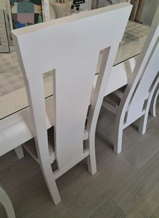 Mesa de comedor con 4 sillas blancas