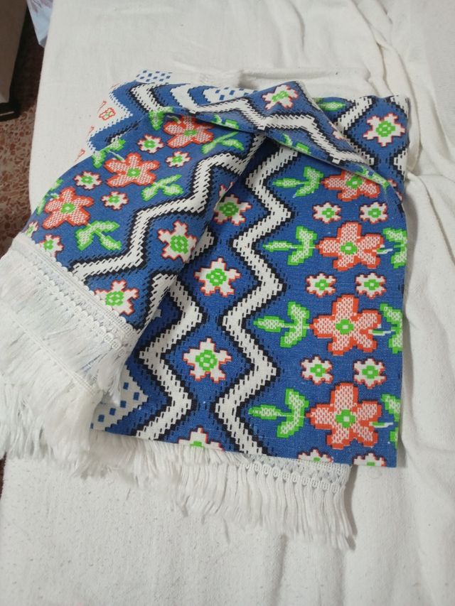 2 Sobrecamas con flecos y diseño geométrico