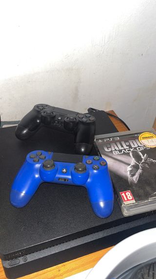 PS4 (PlayStation 4) con 2 mandos y 2 juegos