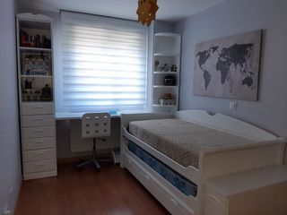 Habitación juvenil de pino
 Lacada en blanco.