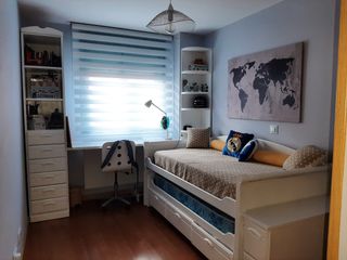Habitación juvenil de pino
 Lacada en blanco.
