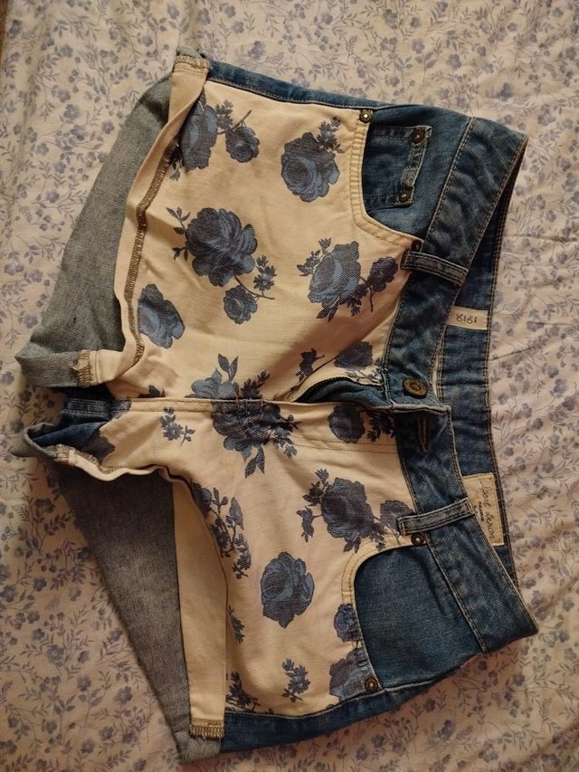 Shorts vaqueros con estampado floral