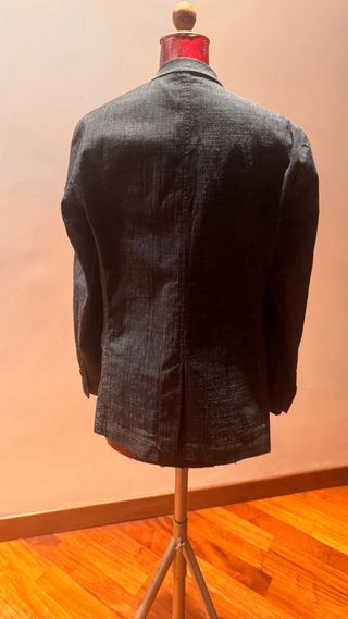 Comoda giacca grigio scuro con cuciture arancioni