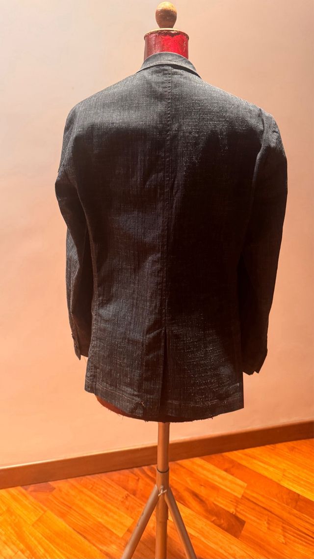 Comoda giacca grigio scuro con cuciture arancioni