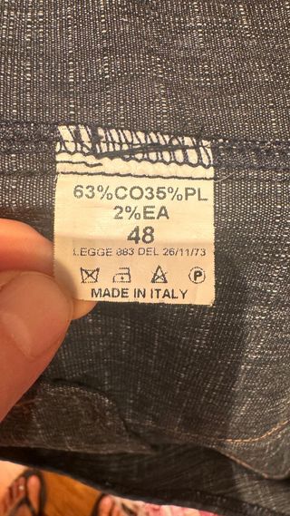 Comoda giacca grigio scuro con cuciture arancioni