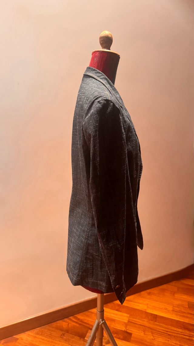 Comoda giacca grigio scuro con cuciture arancioni