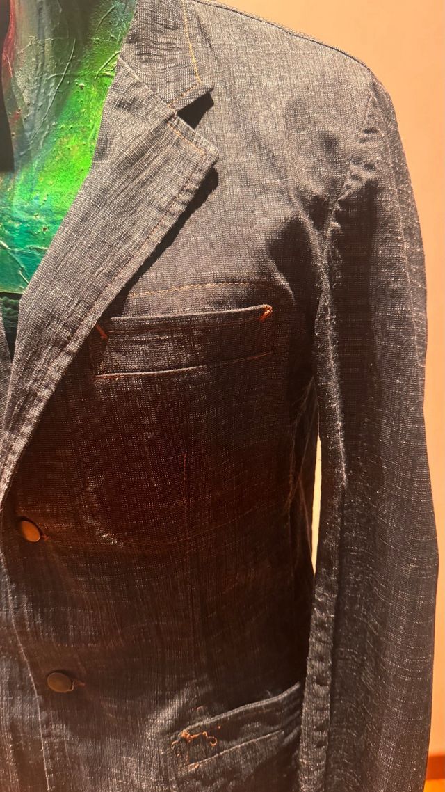 Comoda giacca grigio scuro con cuciture arancioni