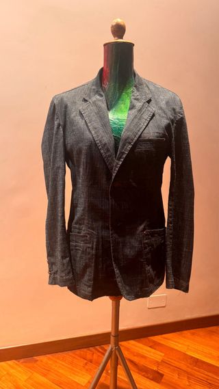 Comoda giacca grigio scuro con cuciture arancioni