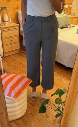 Pantalón de vestir gris con pinzas
