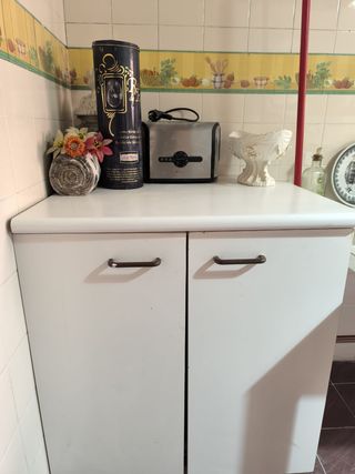 Mueble blanco de madera con tiradores