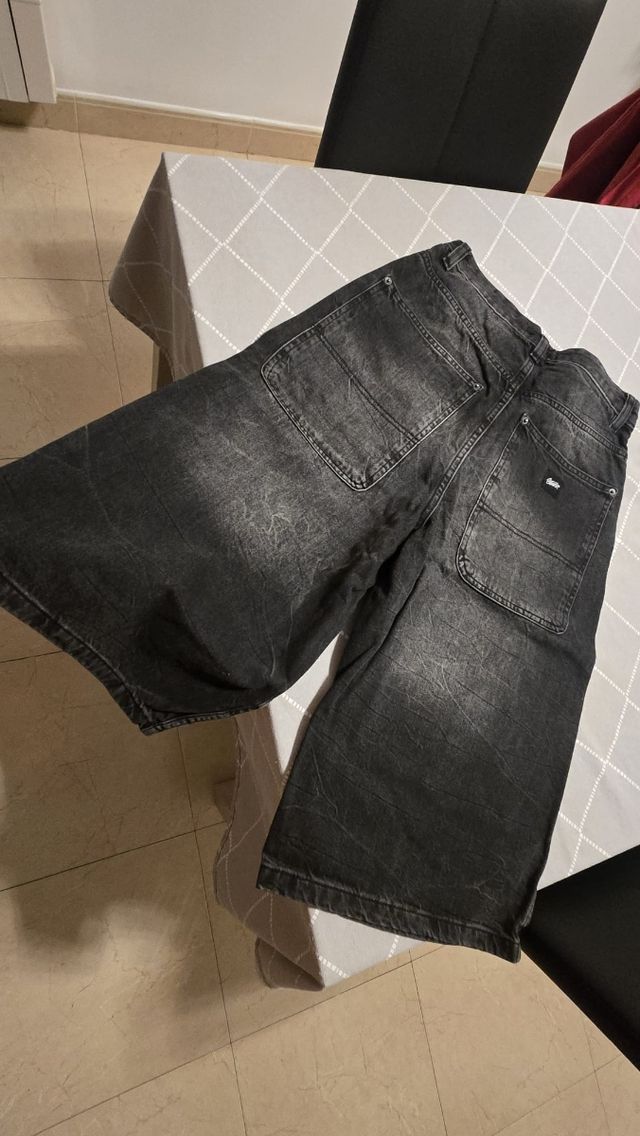 Pantalón vaquero chico, quedan por debajo rodilla