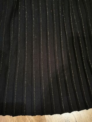 Falda negra plisada con brillos