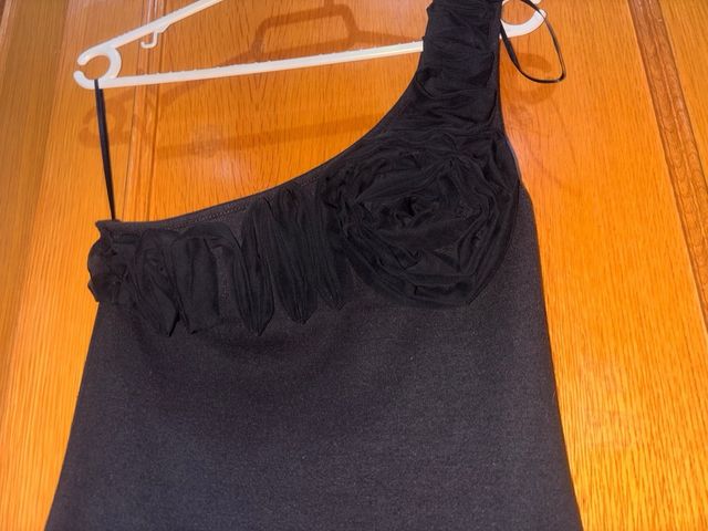 Vestido negro con flores