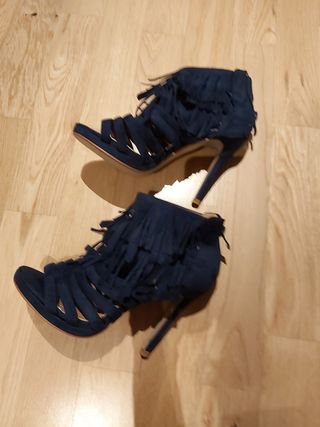 Sandalias de tacón azul con flecos