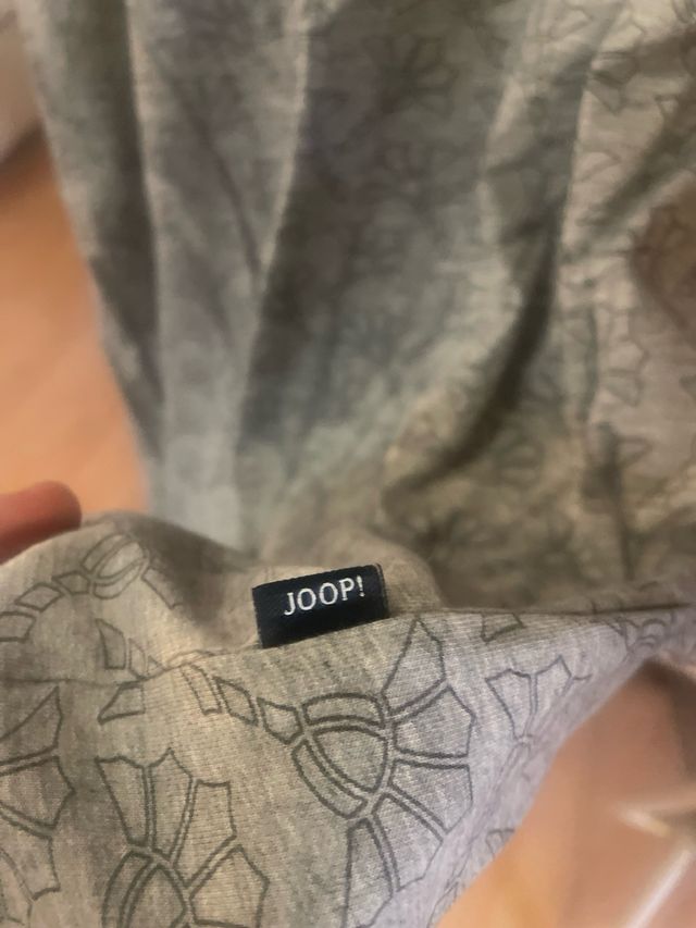 Camiseta JOOP! gris con estampado floral
