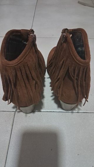 Botines de tacón con flecos