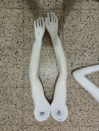 maniquí hombre y mujer brazos 
