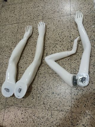 maniquí hombre y mujer brazos 
