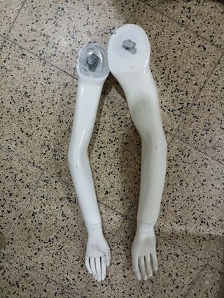 maniquí hombre y mujer brazos 
