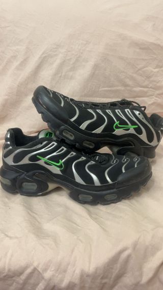 Zapatillas Nike Tn Negras con Detalles Verdes