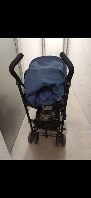Carrito de bebé azul