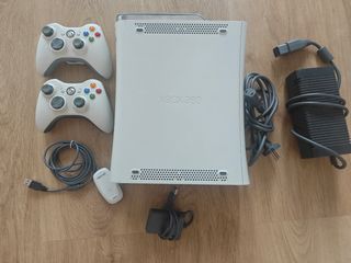 Xbox 360 Blanca con 2 mandos y accesorios