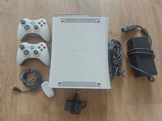 Xbox 360 Blanca con 2 mandos y accesorios