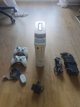 Xbox 360 Blanca con 2 mandos y accesorios