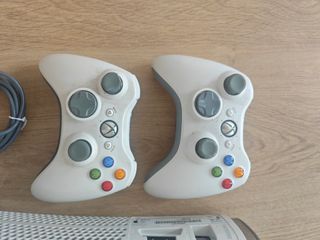 Xbox 360 Blanca con 2 mandos y accesorios