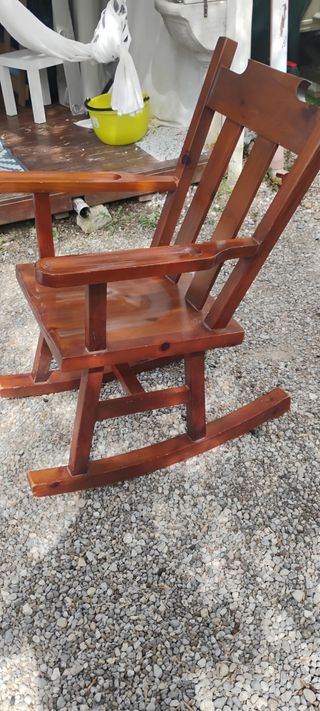 Sedia a dondolo in legno marrone