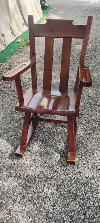 Sedia a dondolo in legno marrone