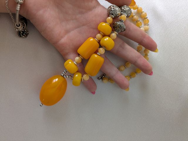 Collar vintage nuevo con cuentas amarillas y detal