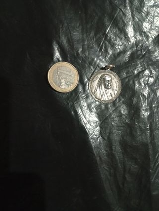 Medalla de plata con imagen religiosa
