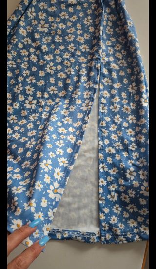 Vestido floral azul con abertura