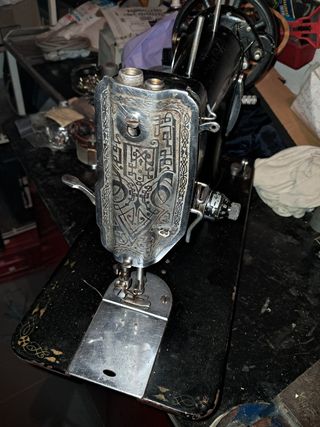 Máquina de coser antigua con mueble