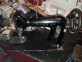 Máquina de coser antigua con mueble