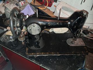 Máquina de coser antigua con mueble