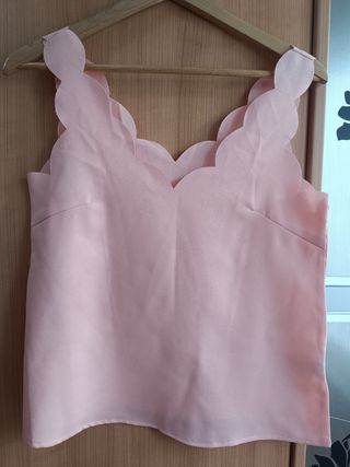 Blusa rosa con escote festoneado Talla S. 1,50 EUR