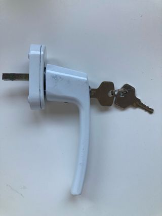 Manilla con llave para ventana