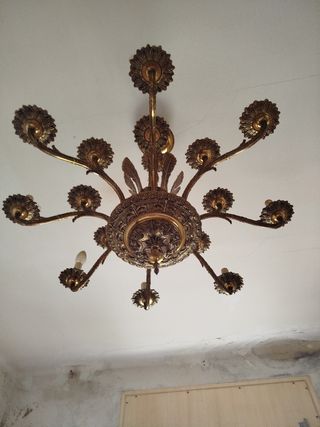 Lámpara de techo dorada estilo clásico