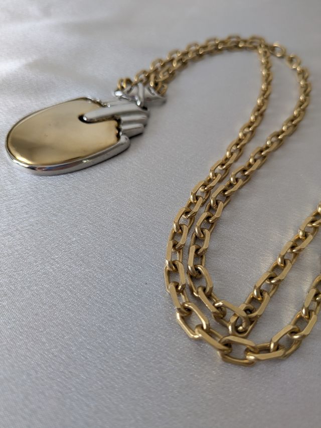 Collar de eslabones dorados con colgante bicolor