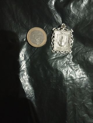 Medalla religiosa plateada