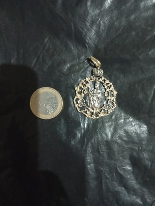 Medalla religiosa con corona